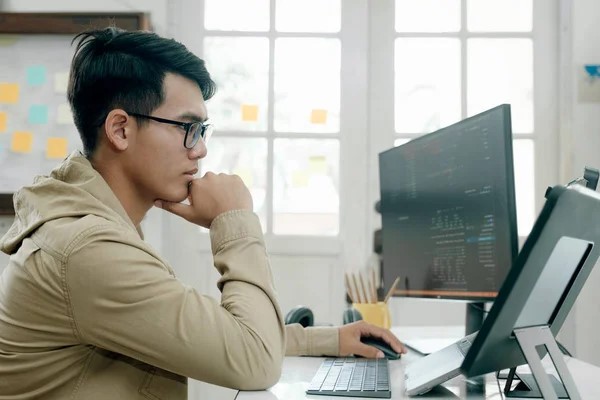 SEO staff looking at screen SEO staff looking at screen